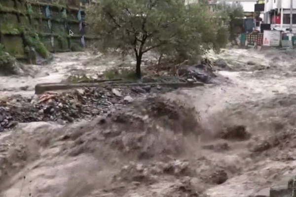 देहरादून बादल फटना