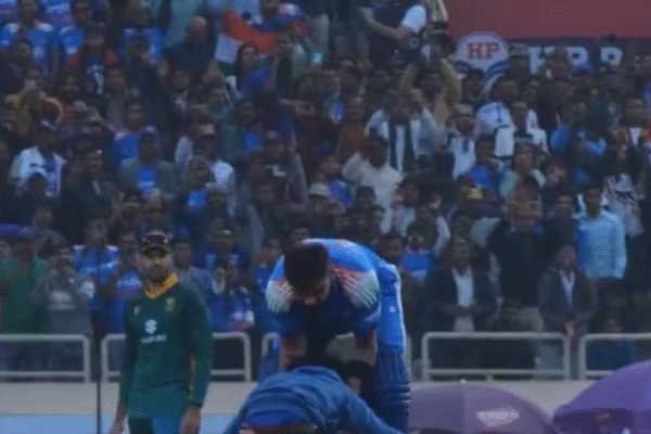 फैन ने कोहली के पैरों में गिर कर तोड़ी सुरक्षा