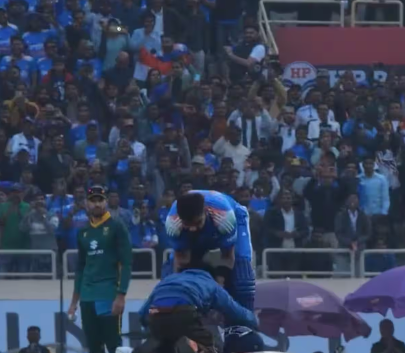 फैन ने कोहली के पैरों में गिर कर तोड़ी सुरक्षा